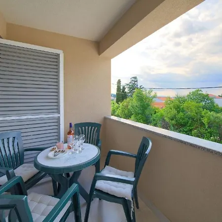 Mit Terrasse *